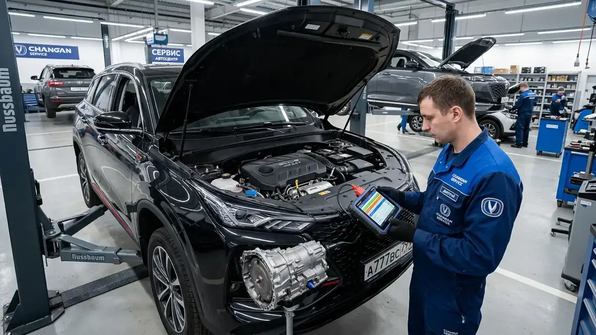 Мастер дилерского автоцентра выполняет компьютерную диагностику двигателя Blue Core и коробки Aisin на Changan CS75 Plus