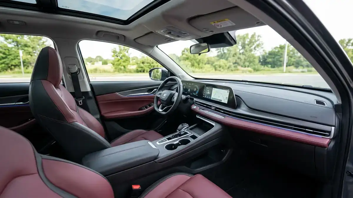 Интерьер салона Changan CS75 Plus с изогнутым сдвоенным экраном мультимедиа и бордовой кожаной отделкой