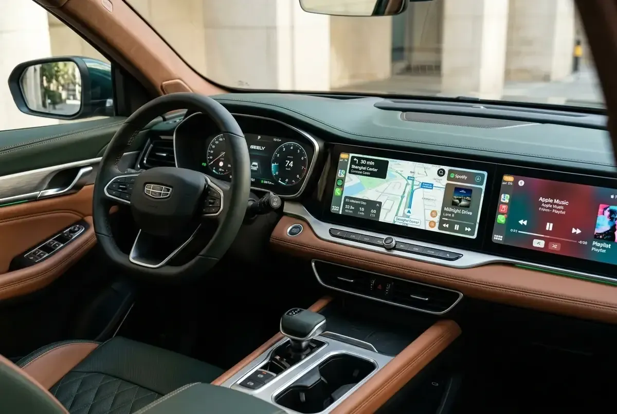 Мультимедийная панель с тремя экранами Geely Monjaro