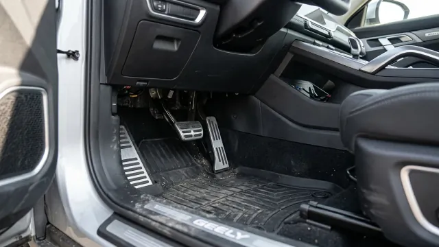 Задержка педали газа Geely Atlas Pro: решение