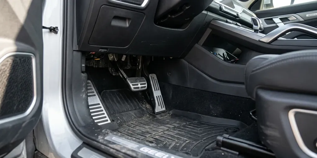 Задержка педали газа Geely Atlas Pro: решение