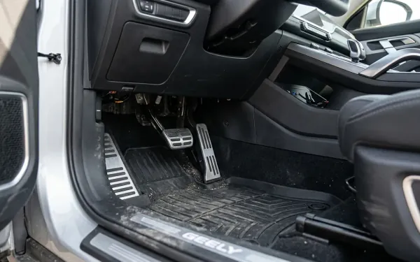 Задержка педали газа Geely Atlas Pro: решение