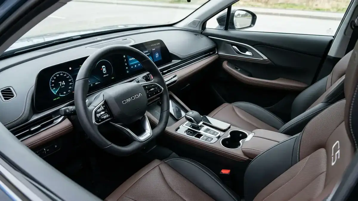 Интерьер кокпита Omoda C5 4WD с двойным 10.25-дюймовым экраном и перфорированными спортивными ковшеобразными сиденьями
